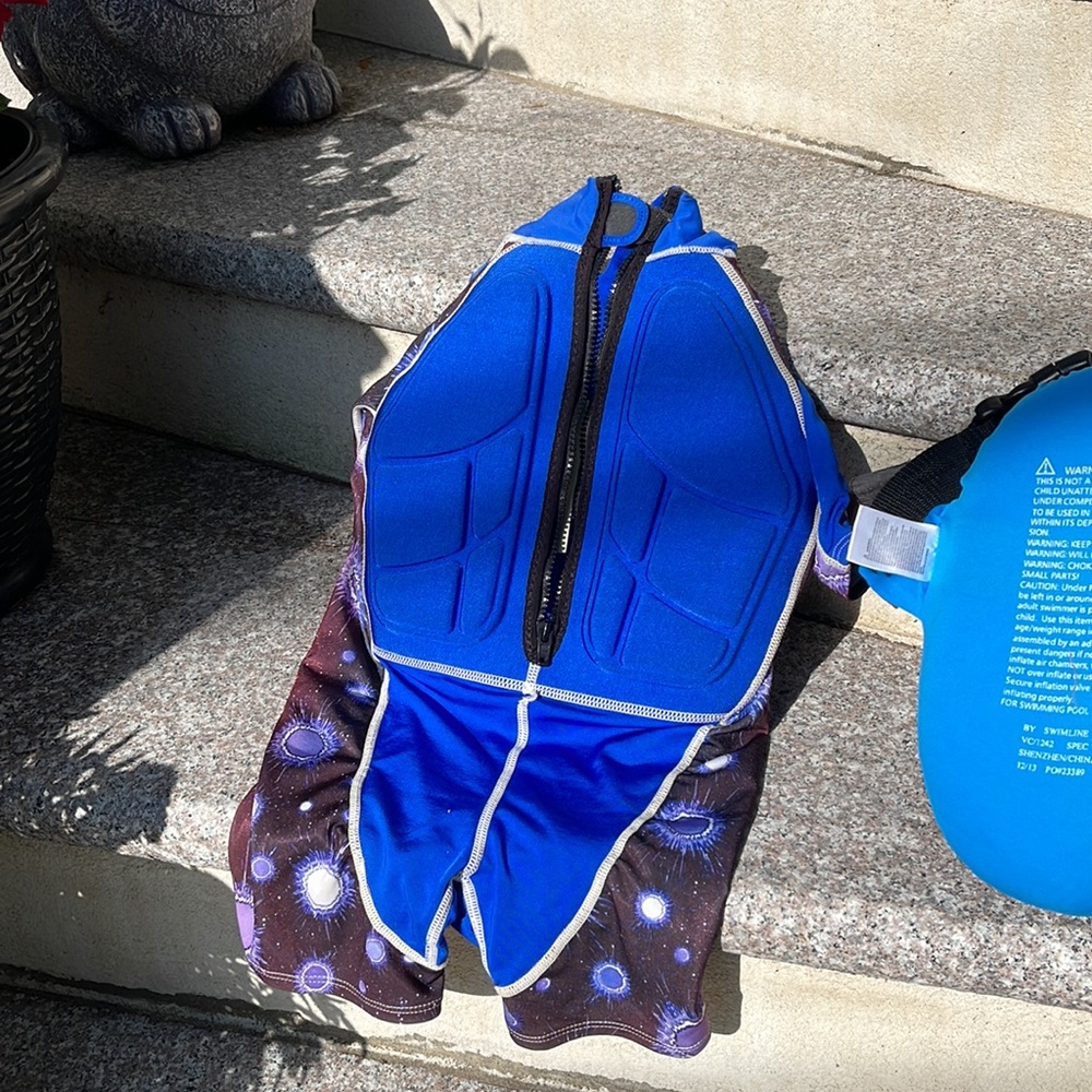 Kids swim aid Used but still really good. Small. See tag.